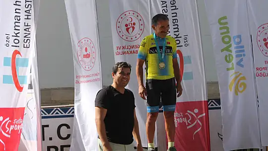 DERECEYE GİREN SPORCULAR ÖDÜLLERİNİ ALDI 