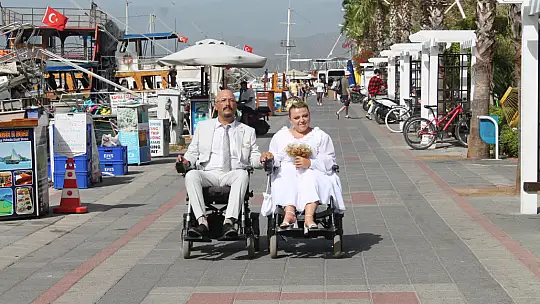 MUTLULUKLARINI BÖYLE ÖLÜMSÜZLEŞTİRDİLER