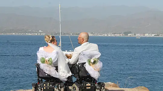 MUTLULUKLARINI BÖYLE ÖLÜMSÜZLEŞTİRDİLER