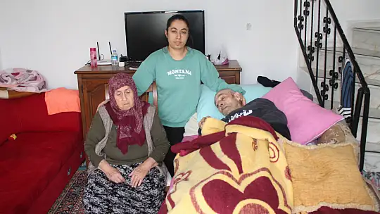 DEPREMZEDE AİLEYE TEKERLEKLİ SANDALYE YARDIMI 