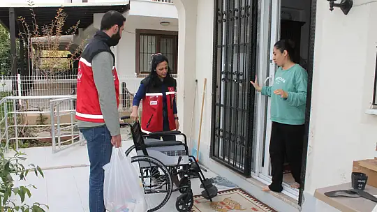 DEPREMZEDE AİLEYE TEKERLEKLİ SANDALYE YARDIMI 