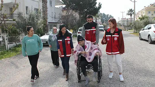 DEPREMZEDE AİLEYE TEKERLEKLİ SANDALYE YARDIMI 