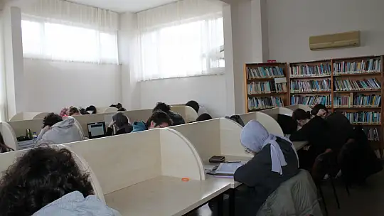 BEBEKLER DE KÜTÜPHANEYE ÜYE OLABİLİYOR