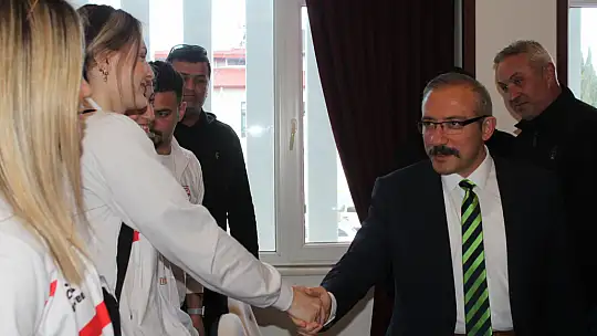 FETHİYE'NİN SULTANLARI KUPAYI FETHİYE'YE GETİRDİ KAYMAKAM KARAMAN'I ZİYARET ETTİ