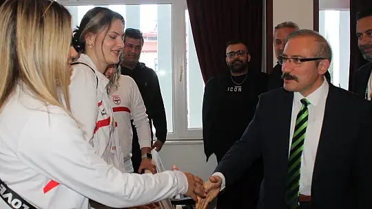 FETHİYE'NİN SULTANLARI KUPAYI FETHİYE'YE GETİRDİ KAYMAKAM KARAMAN'I ZİYARET ETTİ