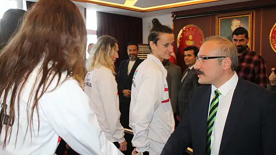 FETHİYE'NİN SULTANLARI KUPAYI FETHİYE'YE GETİRDİ KAYMAKAM KARAMAN'I ZİYARET ETTİ