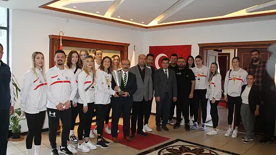 FETHİYE'NİN SULTANLARI KUPAYI FETHİYE'YE GETİRDİ KAYMAKAM KARAMAN'I ZİYARET ETTİ