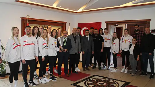 FETHİYE'NİN SULTANLARI KUPAYI FETHİYE'YE GETİRDİ KAYMAKAM KARAMAN'I ZİYARET ETTİ