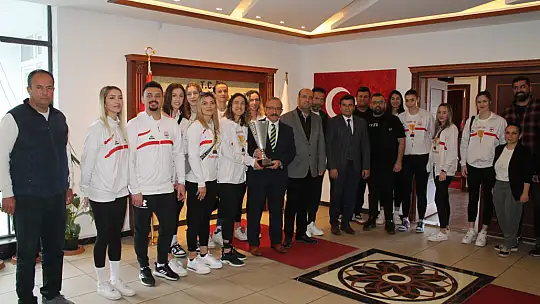 FETHİYE'NİN SULTANLARI KUPAYI FETHİYE'YE GETİRDİ KAYMAKAM KARAMAN'I ZİYARET ETTİ