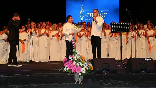 İş'ten Sesler Korosu, Bodrum'un yaralarını sarmak için muhteşem bir konser verdi
