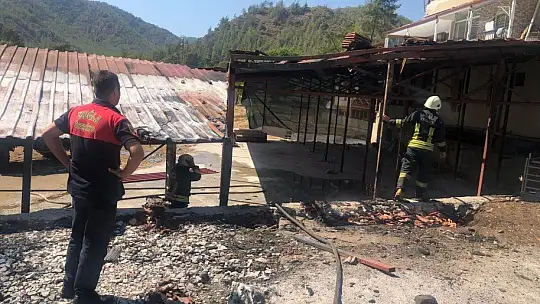 İş yeri deposu yangını ormana sıçramadan söndürüldü