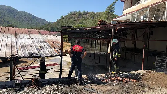 İş yeri deposu yangını ormana sıçramadan söndürüldü