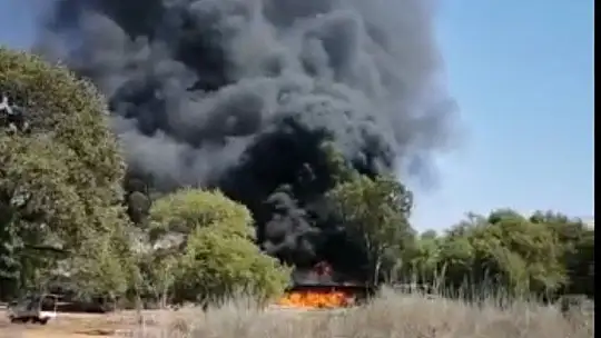 İş yeri deposu yangını ormana sıçramadan söndürüldü