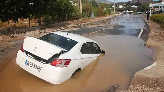 İsale hattı patladı, çukura otomobil düştü