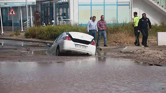İsale hattı patladı, çukura otomobil düştü