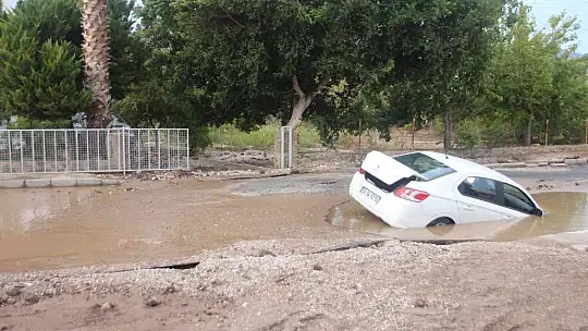 İsale hattı patladı, çukura otomobil düştü