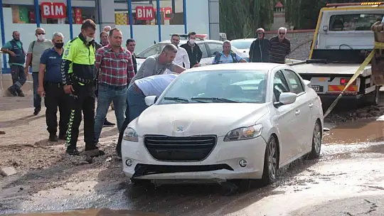 İsale hattı patladı, çukura otomobil düştü