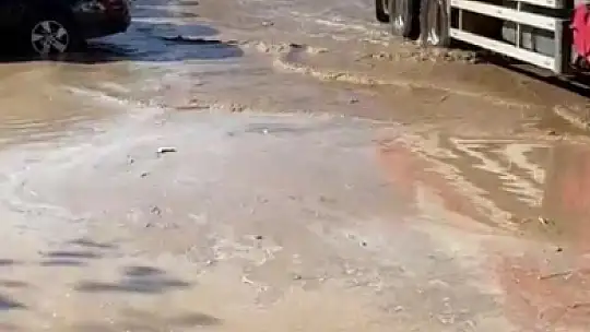 İSALE HATTI PATLADI, İŞ YERLERİNİ SU BASTI