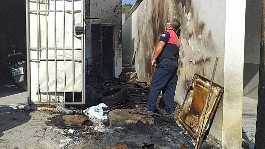 İşyerleri arasında çıkan yangın büyümeden söndürüldü