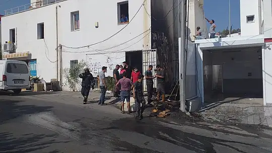 İşyerleri arasında çıkan yangın büyümeden söndürüldü