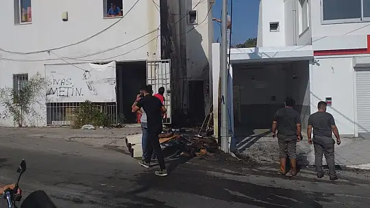 İşyerleri arasında çıkan yangın büyümeden söndürüldü