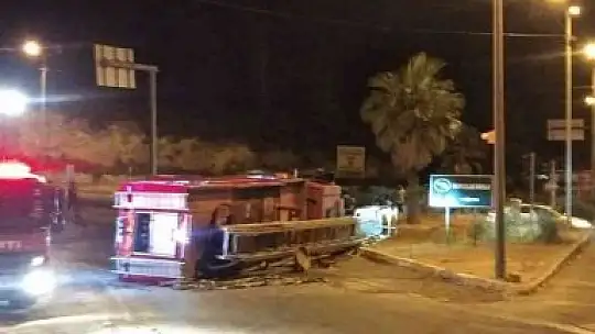İtfaiye ekibi yangına giderken kaza yaptı 2 yaralı