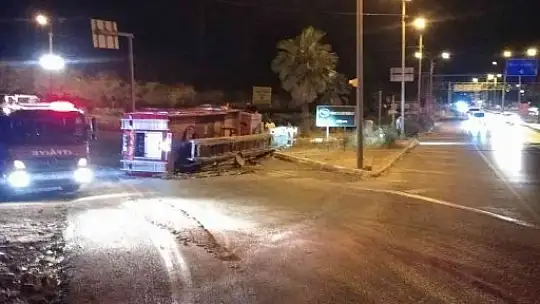 İtfaiye ekibi yangına giderken kaza yaptı 2 yaralı