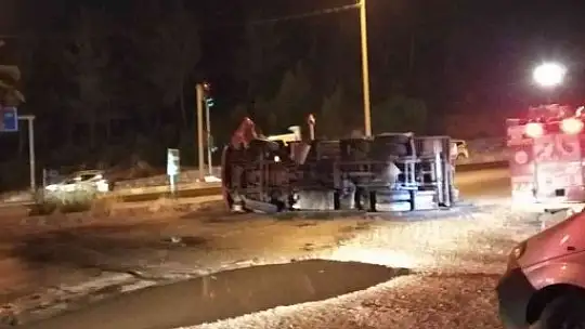 İtfaiye ekibi yangına giderken kaza yaptı 2 yaralı