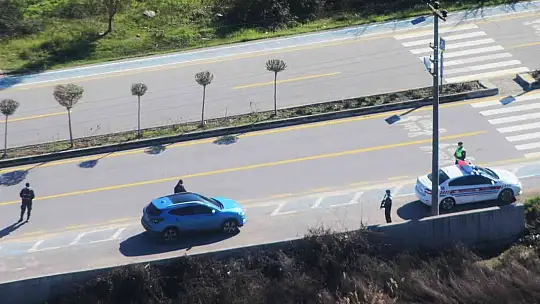 Jandarma havadan-karadan trafiği denetliyor