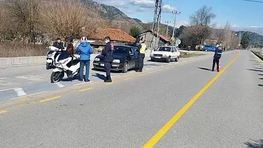 Jandarma havadan-karadan trafiği denetliyor