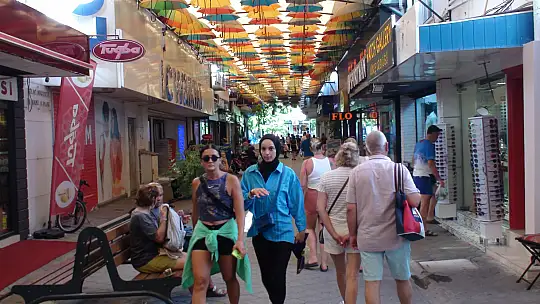 ŞEMSİYELİ SOKAĞA İLGİ YOĞUN