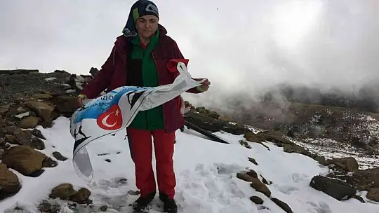 Kadın dağcıdan anlamlı günde tırmanış