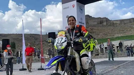 Kadın motorcu motosiklet tutkusunu toprak pistlere taşıdı