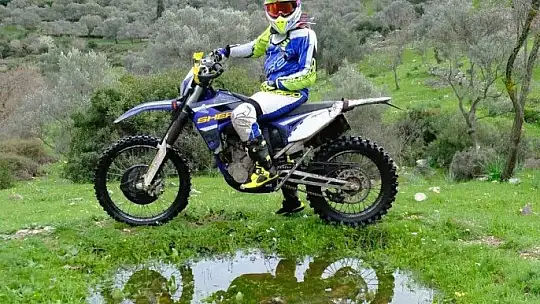 Kadın motorcu motosiklet tutkusunu toprak pistlere taşıdı