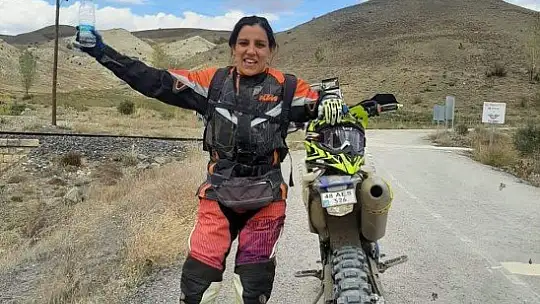 Kadın motorcu motosiklet tutkusunu toprak pistlere taşıdı