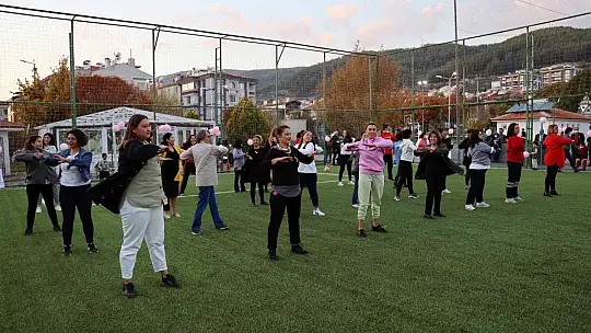 Kadınlar meme kanserine dikkat çekmek için futbol oynadı