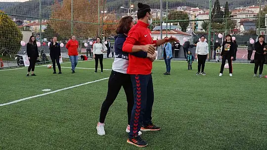 Kadınlar meme kanserine dikkat çekmek için futbol oynadı