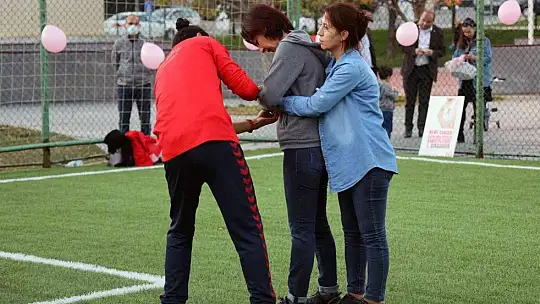 Kadınlar meme kanserine dikkat çekmek için futbol oynadı