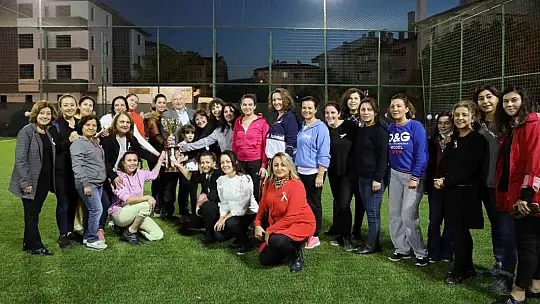 Kadınlar meme kanserine dikkat çekmek için futbol oynadı