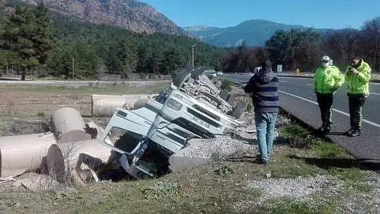 Kağıt yüklü TIR devrildi