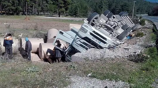 Kağıt yüklü TIR devrildi