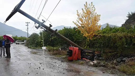 Kamyon kasasından düşen Forklift mahalleyi elektriksiz bıraktı