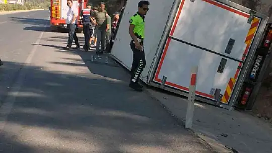 KAMYONET DEVRİLDİ: 2 YARALI