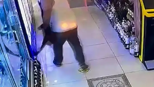 KARDEŞİNİN MARKETİNE BALTAYLA SALDIRDI