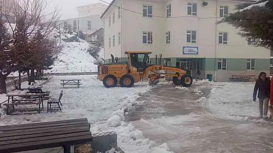 KAŞ'TA YÜKSEK KESİMLERDEKİ YOLLARDA KARLA MÜCADELE ÇALIŞMASI BAŞLADI