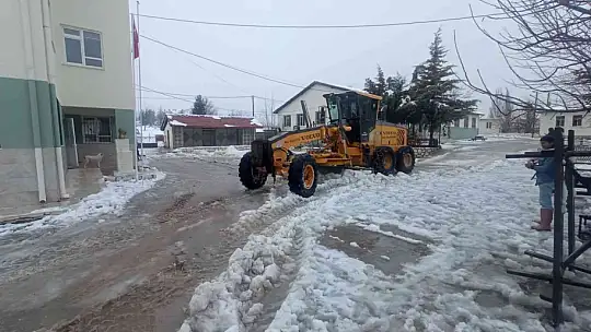 KAŞ'TA YÜKSEK KESİMLERDEKİ YOLLARDA KARLA MÜCADELE ÇALIŞMASI BAŞLADI