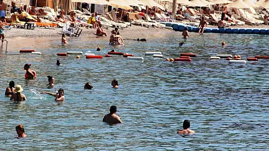 Kavurucu sıcağı gören denize koştu