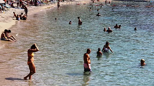 Kavurucu sıcağı gören denize koştu