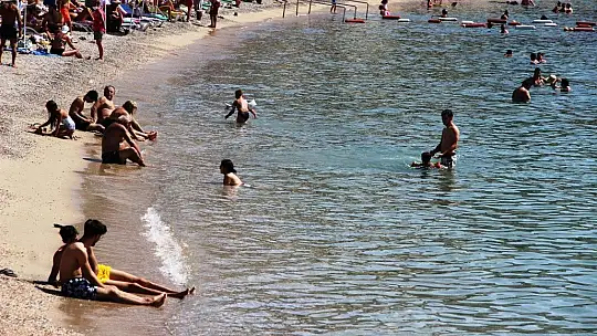 Kavurucu sıcağı gören denize koştu