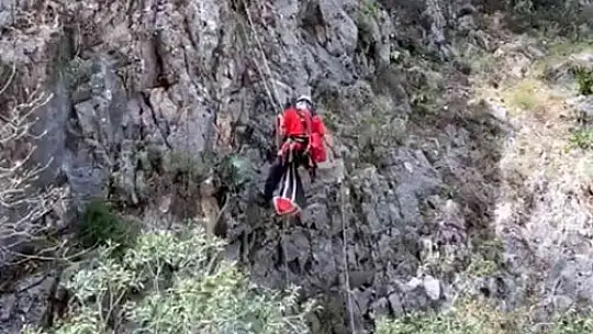 Kayalıklarda 4 gündür mahsurdu, AKUT kurtardı